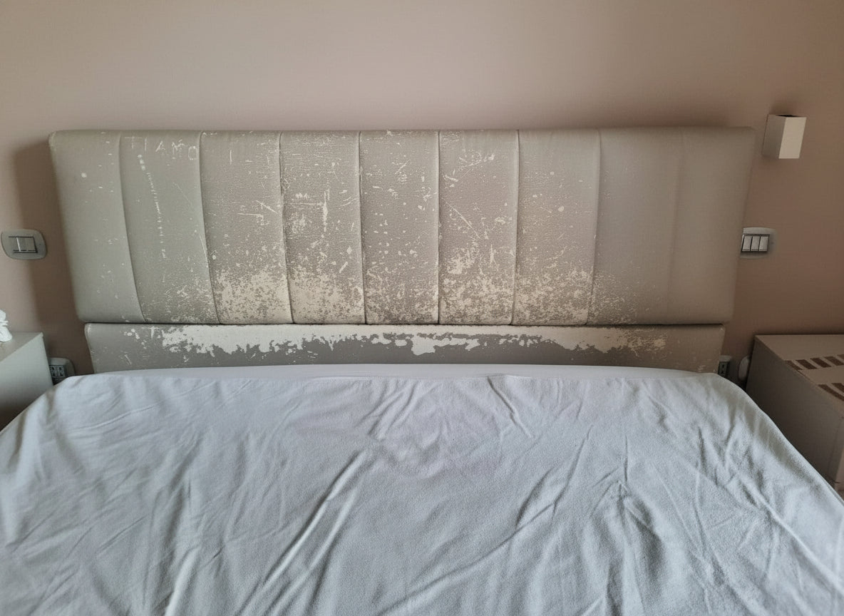 Testata letto imbottita dal design lineare con impuntura a riquadri verticali