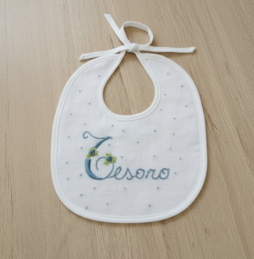 Bavaglini per lui con ricami di nomi o frasi