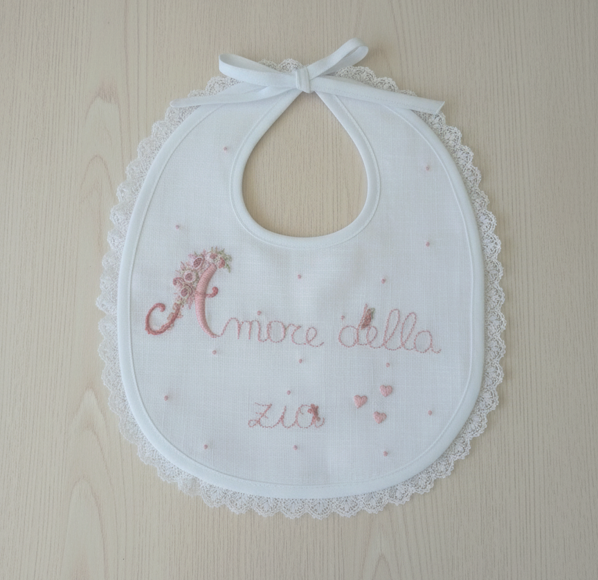 Bavaglini per lei con ricami di nomi o frasi