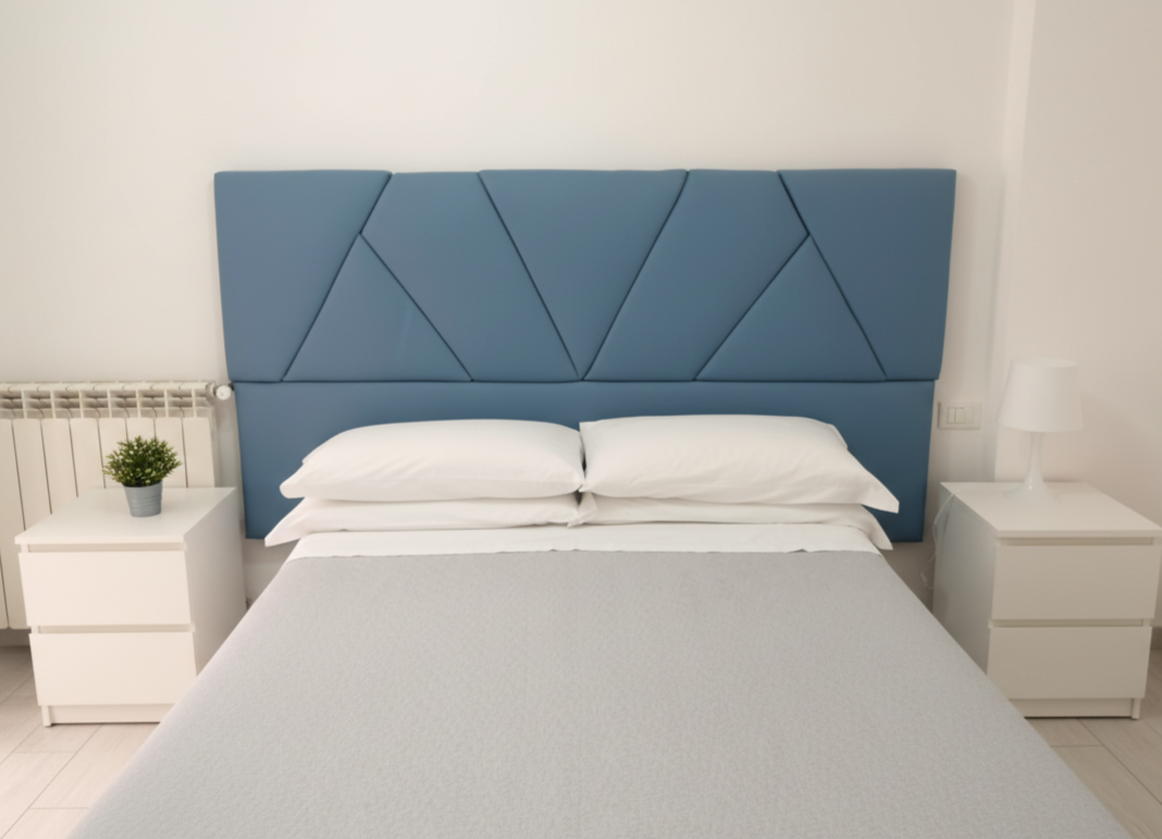 Testata letto imbottita con pannelli a composizione geometrica