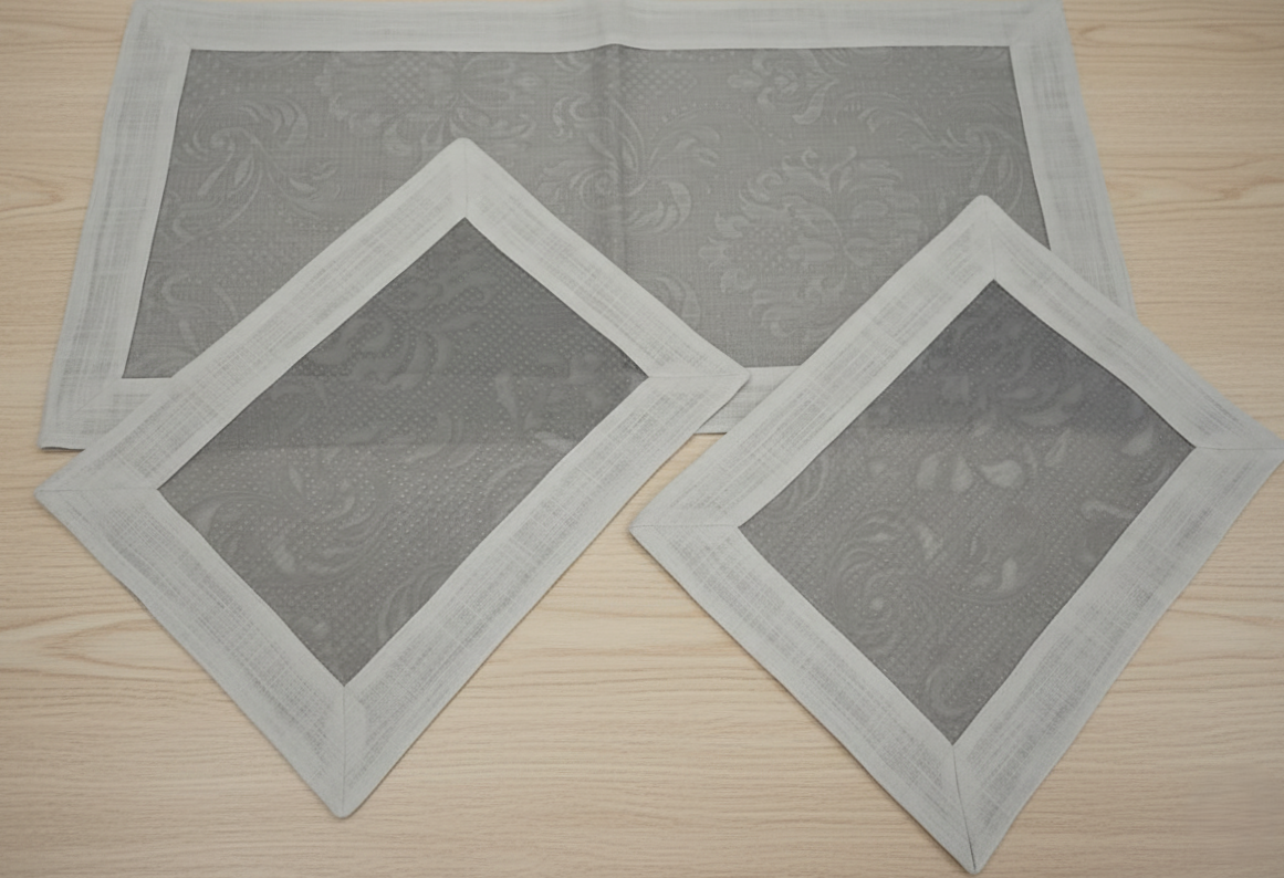 Tris di centri con tessuto grigio e bordo a contrasto