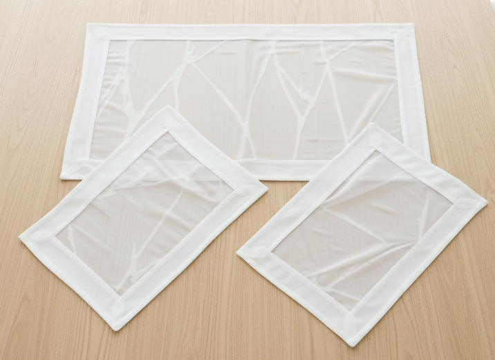 Tris di centri con tessuto semitrasparente e bordo bianco a contrasto