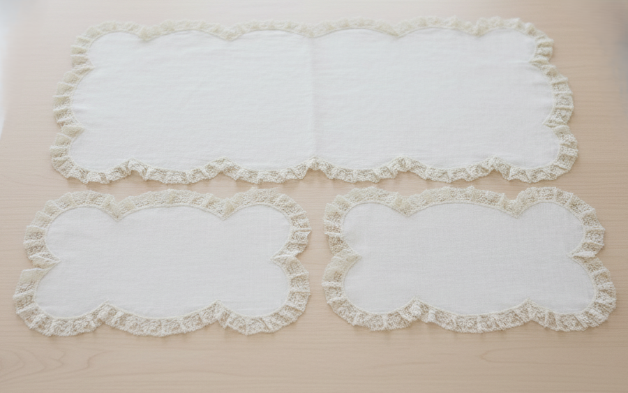 Tris di centri merlettati a forma di nuvola