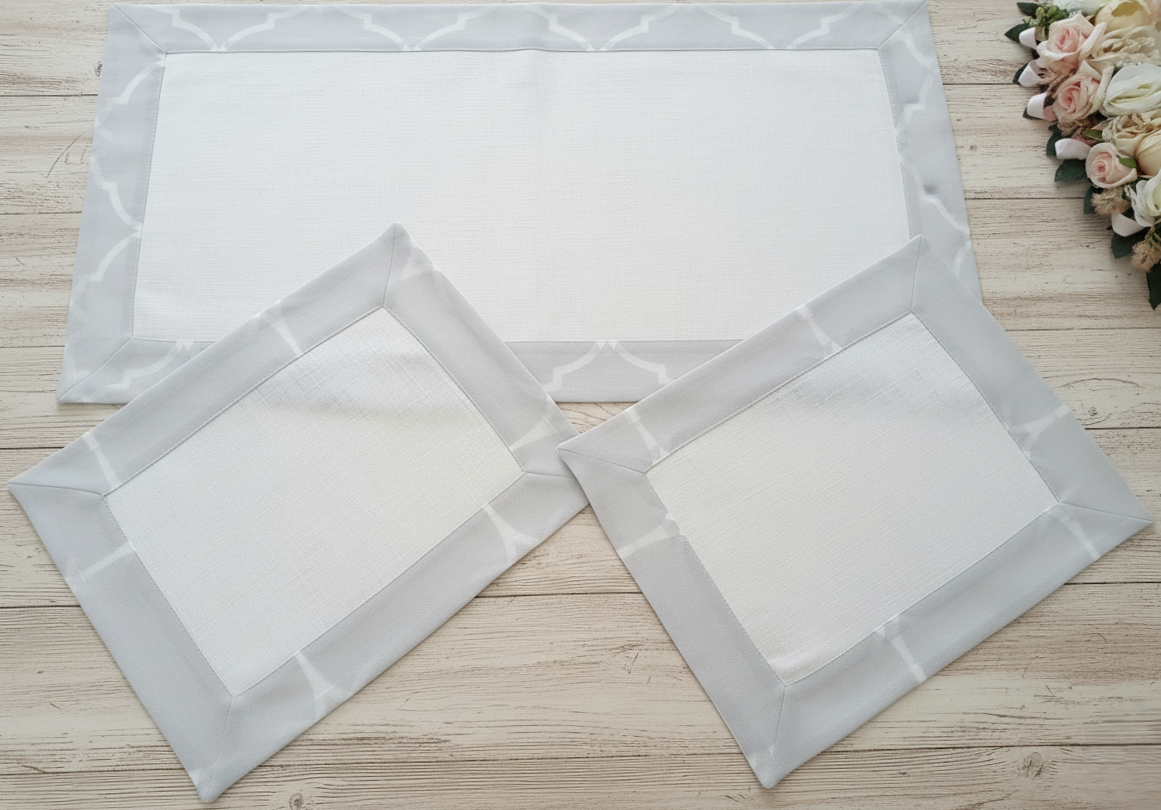 Tris di centri bianco con bordi color grigio con motivo astratto