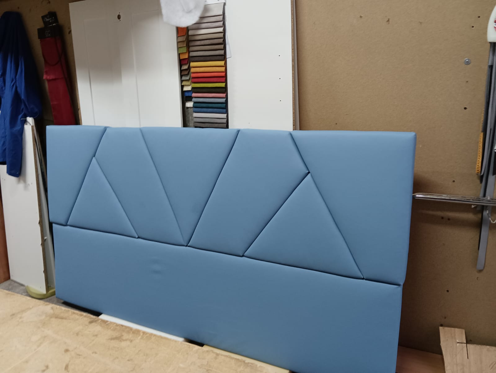 Testata letto imbottita con pannelli a composizione geometrica