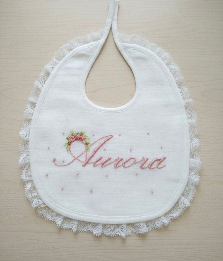 Bavaglini per lei con ricami di nomi o frasi