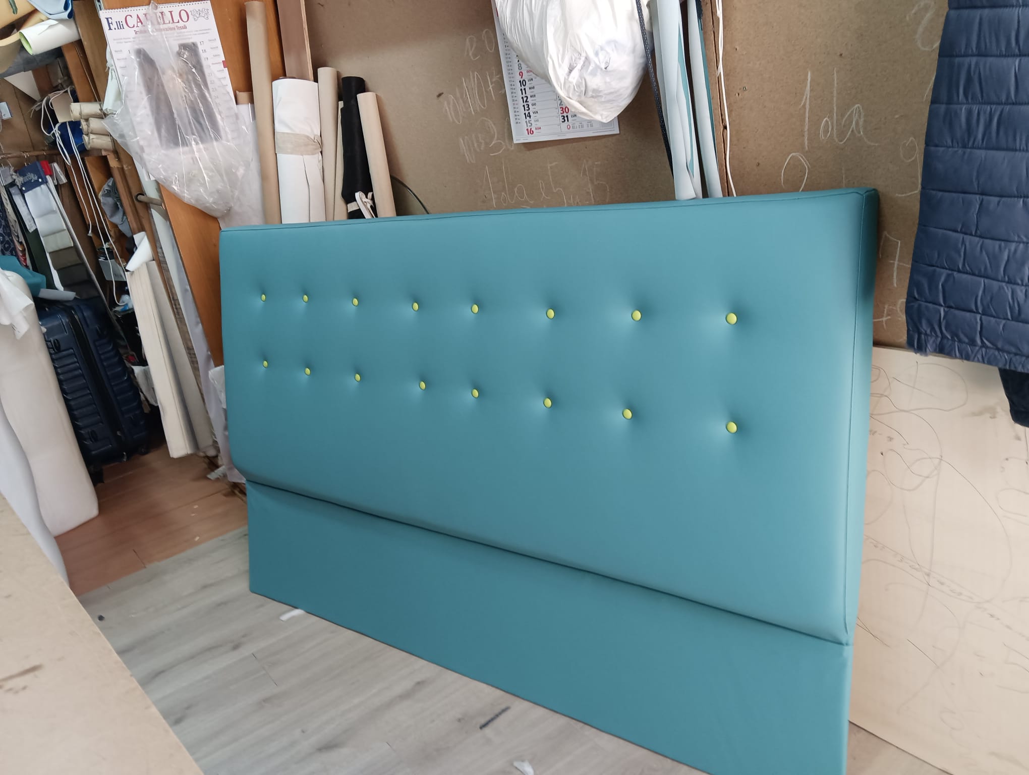 Testata letto rettangolare imbottita con lavorazione capitonné