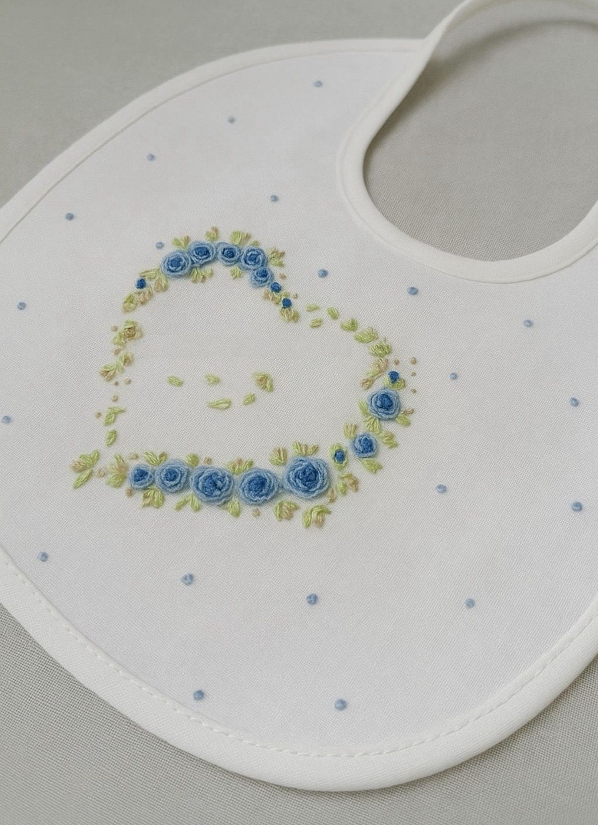 Bavaglini con ricami